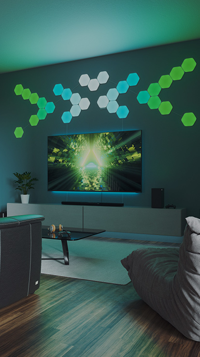 Voici une image d’une disposition d’hexagones Nanoleaf Shapes montés sur le mur derrière un téléviseur dans le salon. Les panneaux lumineux RVB sont reliés entre eux par des connecteurs et des connecteurs flexibles.