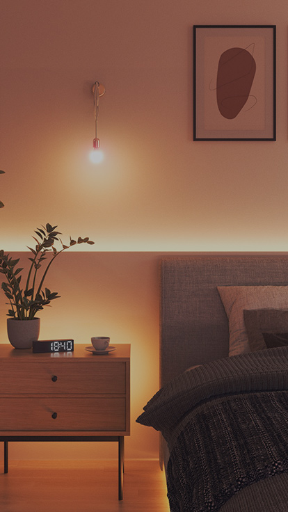 Voici une image d’une ampoule Nanoleaf Essentials dans une chambre. Le luminaire est monté sur le mur entre le lit et la table de nuit, et convient parfaitement à la chambre pour créer une ambiance idéale.