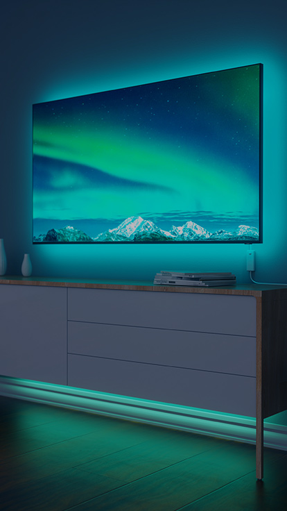 Voici une image des bandes de lumière Nanoleaf Essentials derrière une télévision dans le salon. Les bandes de lumière aux couleurs changeantes fournissent un rétro-éclairage agréable, ainsi qu’un éclat RVB.