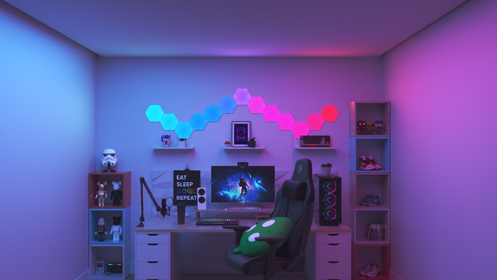 Un espace de jeu de style collectionneur avec les panneaux lumineux aspect bois Nanoleaf Shapes Triangle au-dessus du moniteur de l’ordinateur. Les lumières de jeu parfaites pour les mordus de jeux.