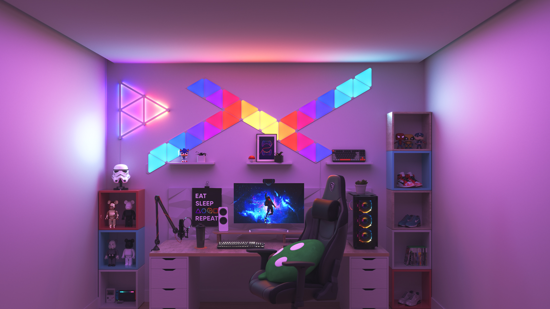 Un espace de jeu de style collectionneur avec les panneaux lumineux aspect bois Nanoleaf Shapes Triangle au-dessus du moniteur de l’ordinateur. Les lumières de jeu parfaites pour les mordus de jeux.