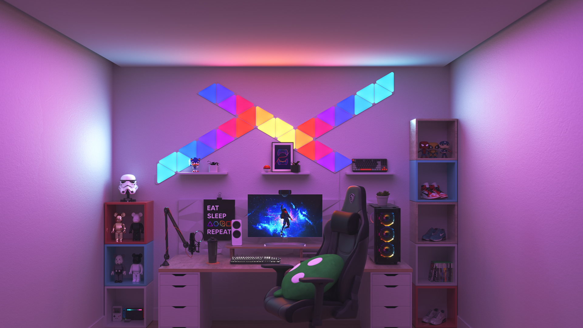 Un espace de jeu de style collectionneur avec les panneaux lumineux aspect bois Nanoleaf Shapes Triangle au-dessus du moniteur de l’ordinateur. Les lumières de jeu parfaites pour les mordus de jeux.