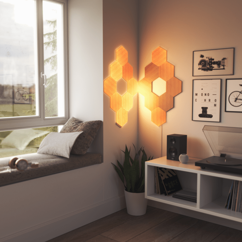 Panneaux lumineux modulaires intelligents Hexagones effet bois et fil compatible Nanoleaf Elements sur un mur à côté d’un coin douillet. HomeKit, Google Assistant, Amazon Alexa, IFTTT.