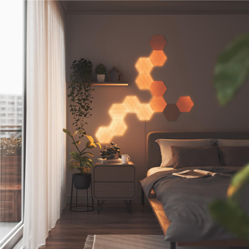 Panneaux lumineux modulaires intelligents Hexagones effet bois et fil compatible Nanoleaf Elements, montés sur un mur de chambre à coucher. HomeKit, Google Assistant, Amazon Alexa, IFTTT.