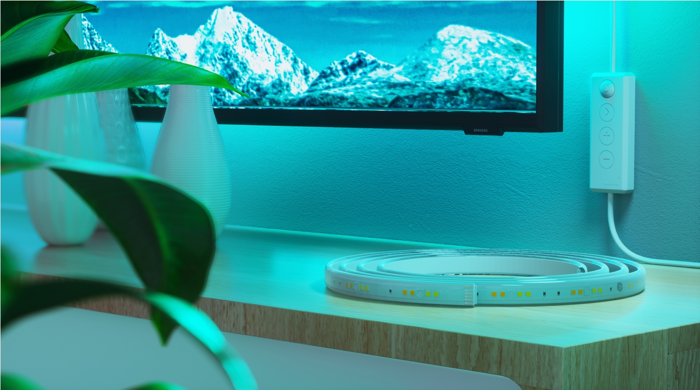 Aménagement d’un bureau dans une chambre à coucher avec des lumières RVB Nanoleaf Lines placées au-dessus du bureau et de l’écran. Les lumières de jeu parfaites pour votre battlestation sur PC.
