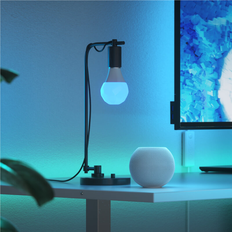 Ampoule intelligente aux couleurs changeantes et fil compatible Nanoleaf Essentials, montée sur un luminaire de bureau à domicile. Produit semblable à Wyze. HomeKit, Google Assistant, Amazon Alexa, IFTTT. 